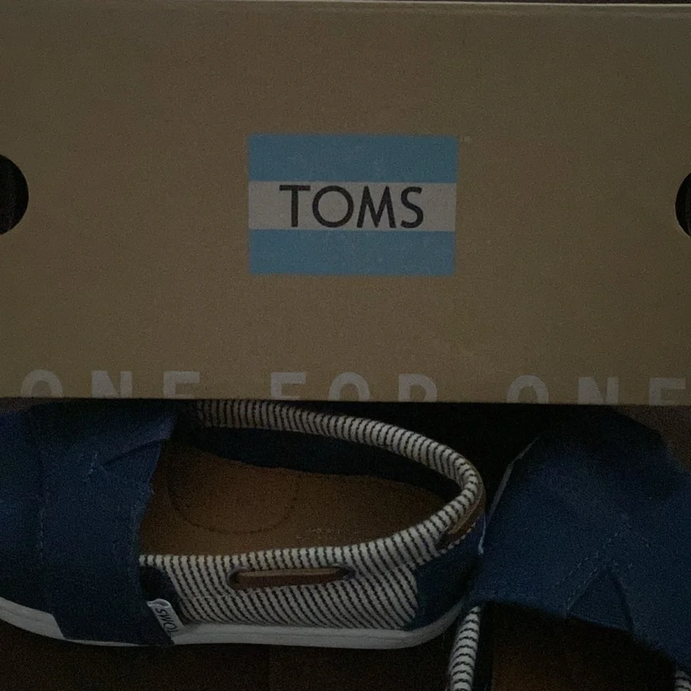 Tom’s little kids canvas slip ons - great condition